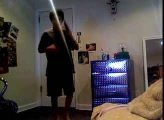 Abruti joue avec un pistolet