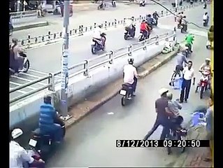 Khmer News , Cambodian News - កុំច្រលំ មិនមែន អាបពាក់មួកសុវត្ថិភាព ទេ! [Low, 360p]