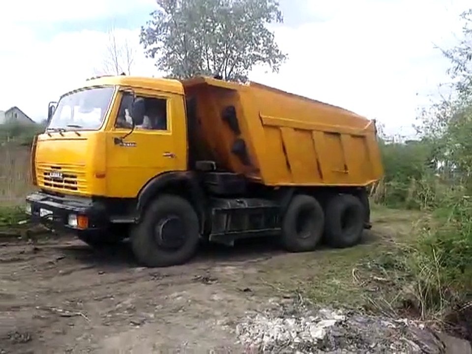 Три камаза тянут трактор