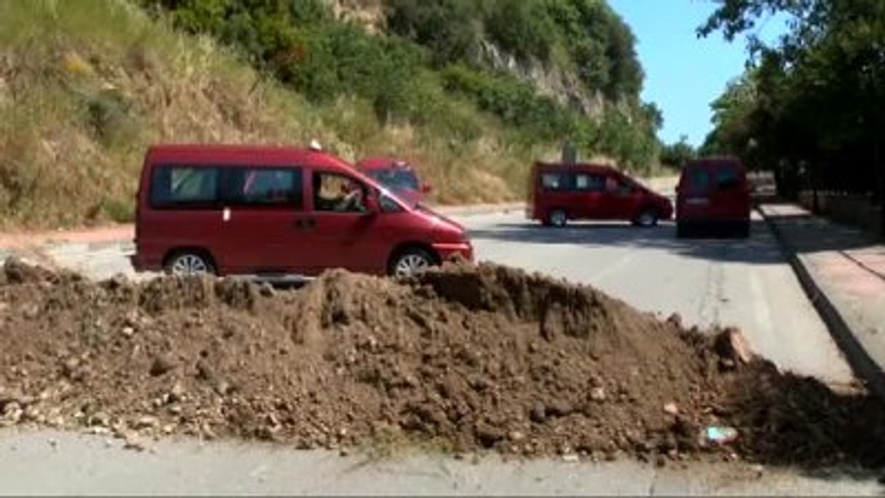 Arazisinden Geçen Yolu Trafiğe Kapatan Kişiye Para Cezası