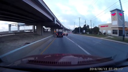 Saoul au volant il se prend la bordure sur l'autoroute.. le flip !