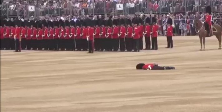 Un garde royal fait un malaise et tombe raide pendant la cérémonie d’anniversaire de la reine d’Angleterre (vidéo)