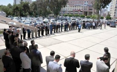 Adana'da Yeni Valiyi Karşılama Kuyruğu