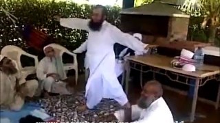 What Maulana Tariq Jameel is Doing in His Friends Gathering