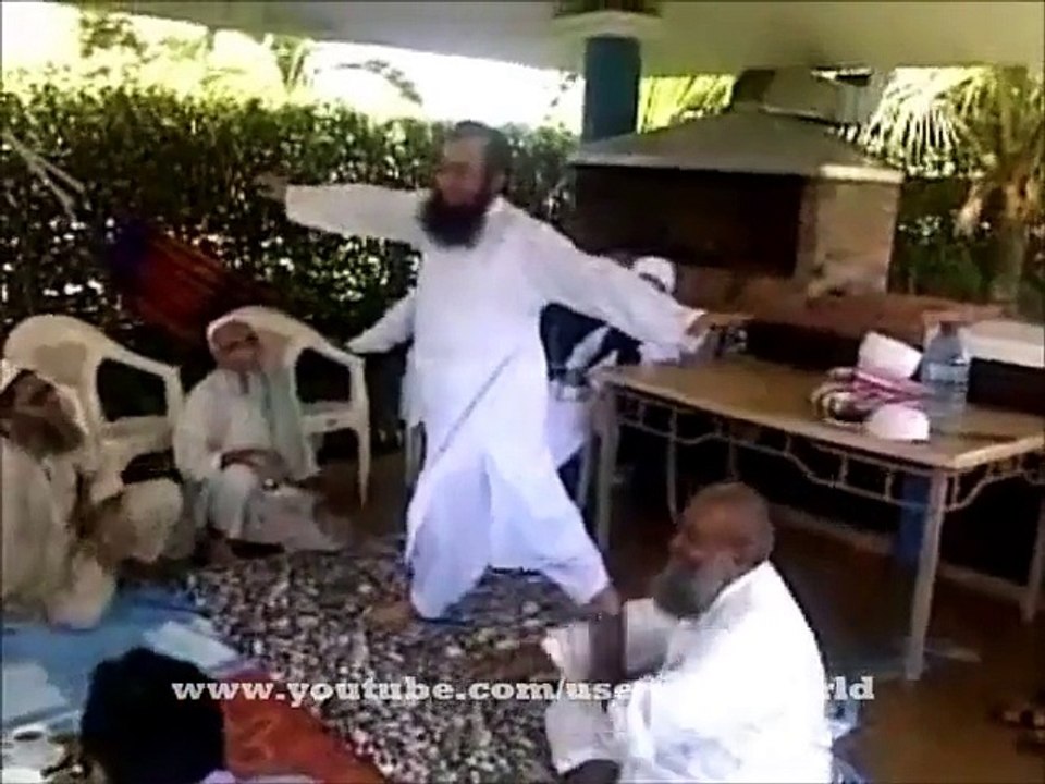What Maulana Tariq Jameel is Doing in His Friends Gathering