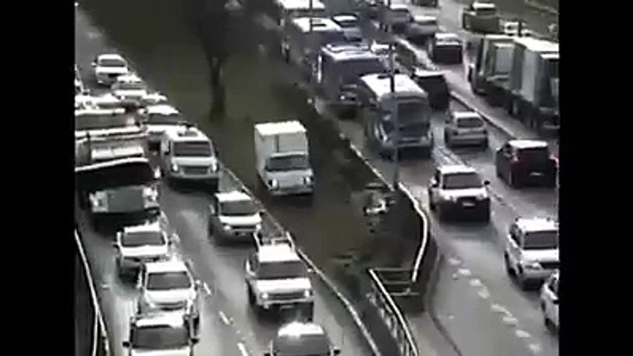 esse louco pensava que estava a andar de moto