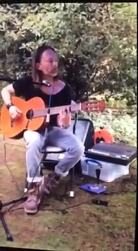 Thom Yorke de Radiohead joue de la guitare à un barbecue comme tout le monde lol