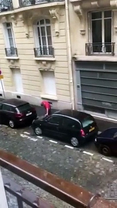 Il tombe dans une flaque de pisse après avoir uriné