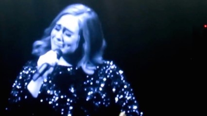 Tải video: Adele breaks down in tears during her tribute to Pulse nightclub victims