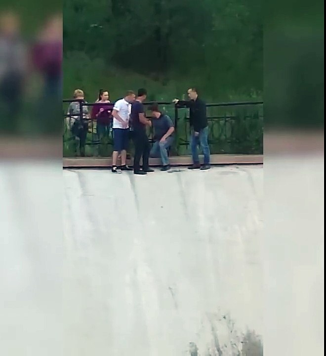 L'epic moment ou un un groupe de personnes se sont réunis pour sauver un chien qui était sur le point de se noyer