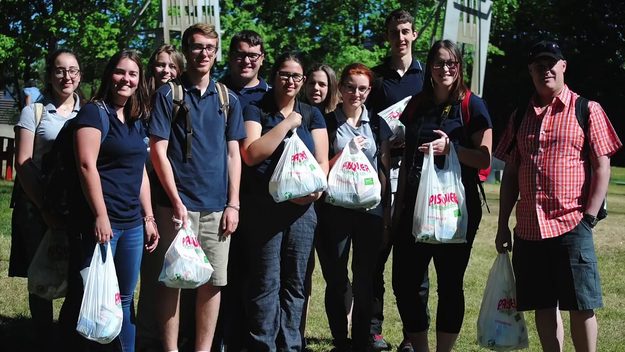 À Montréal, des élèves du secondaire offrent des sacs pleins de nourriture à des sans-abris