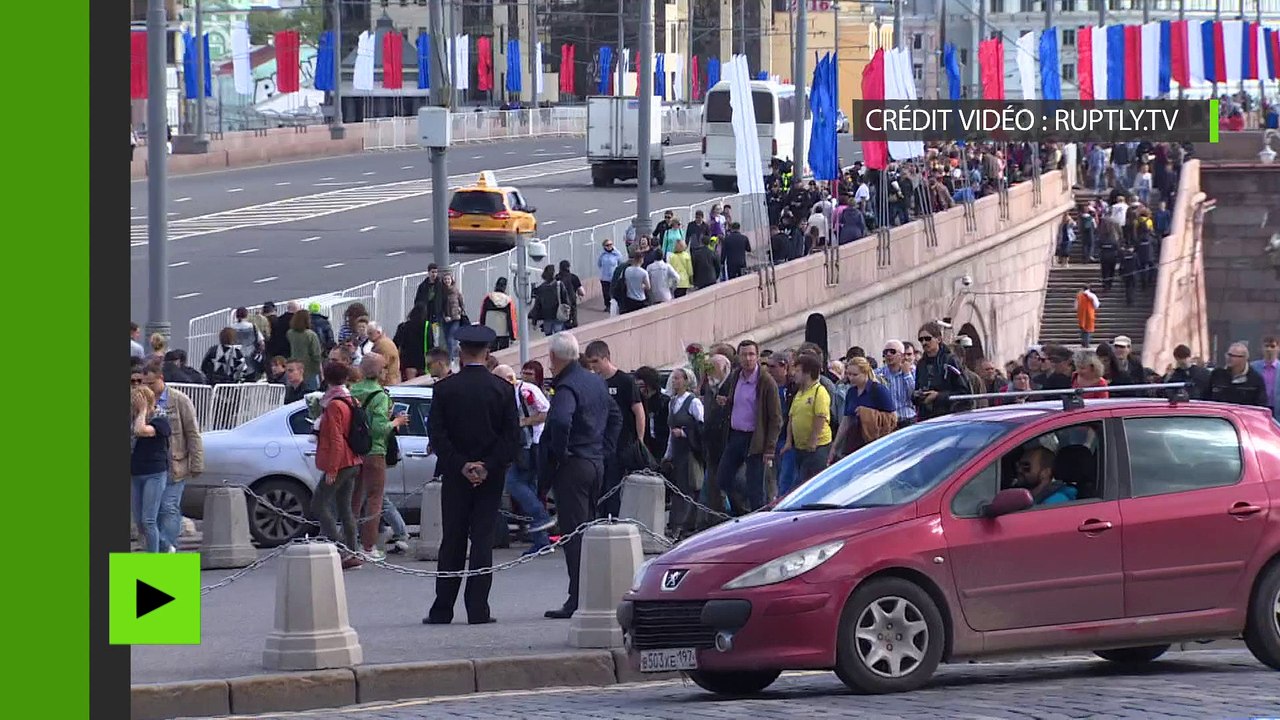 Moscou : des activistes déposent des fleurs sur le lieu de l’assassinat de Boris Nemtsov