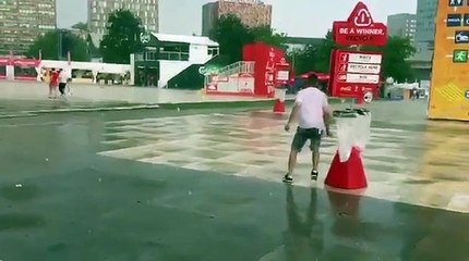 Un supporter met un tacle à ses deux potes qui marchent sous la pluie !