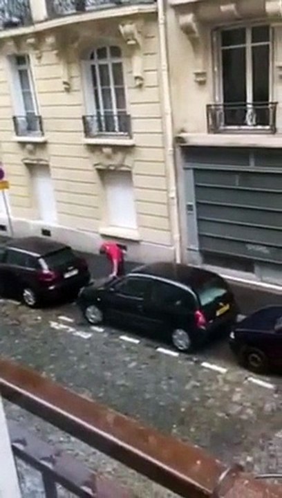 Un supporter ivre pisse dans la rue et tombe dans sa flaque
