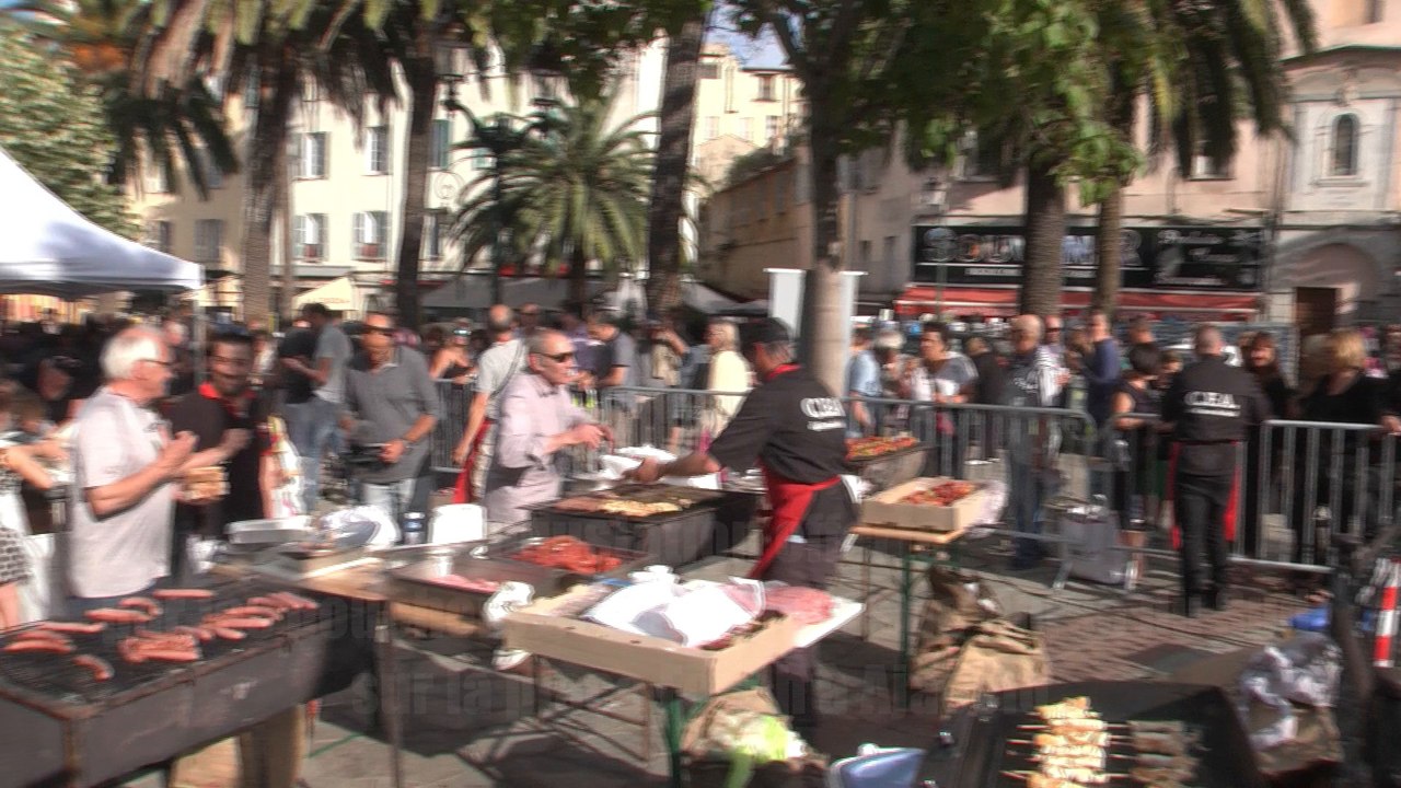 Dégustation offerte par les bouchers et boulangers de Corse du Sud sur la place Foch à Ajaccio