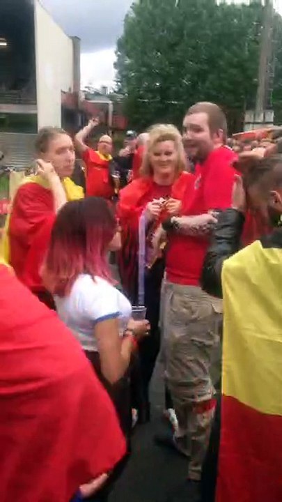 Ambiance Diables rouges au Stade Machtens avant Italie-Belgique