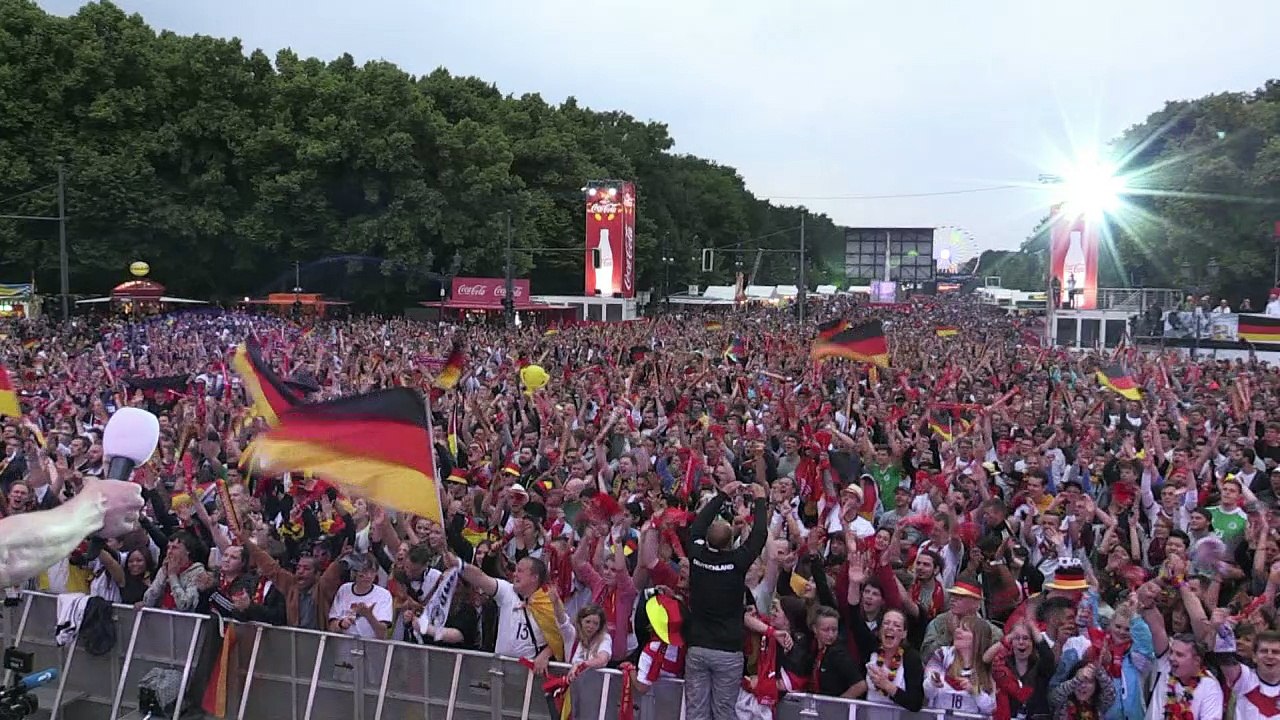 Deutsche Fans beim Public Viewing in Berlin glücklich