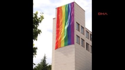 Orlando Saldırısında Ölenlerin Anısına Konsolosluk Binasına Gökkuşağı Bayrağı Asıldı