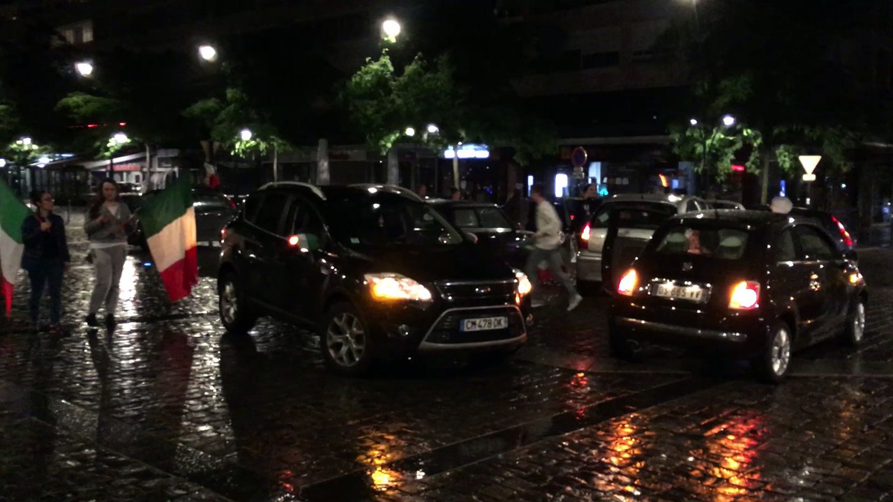 Des supporters italiens fêtent la victoire de la Squadra