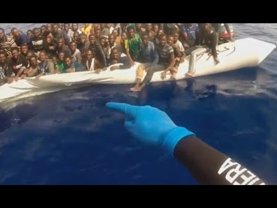 Lampedusa - Migranti, la nave Dattilo della Guardia Costiera salva 130 persone (13.06.16)