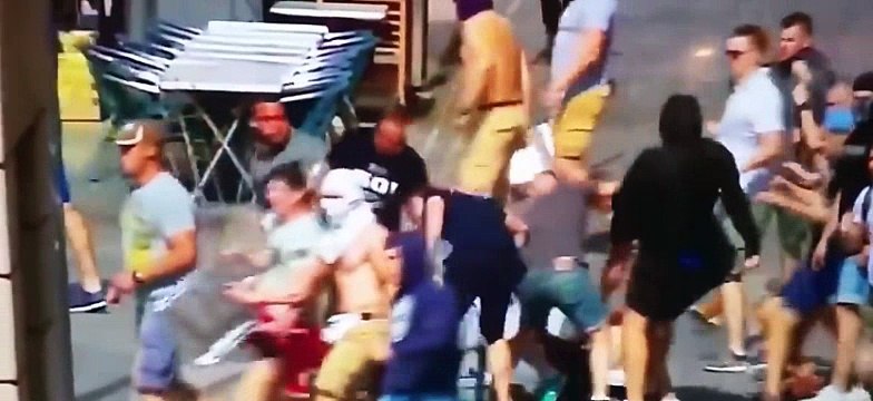 EURO 2016 : English Hooligans VS Russian Hooligans [Marseille, France]