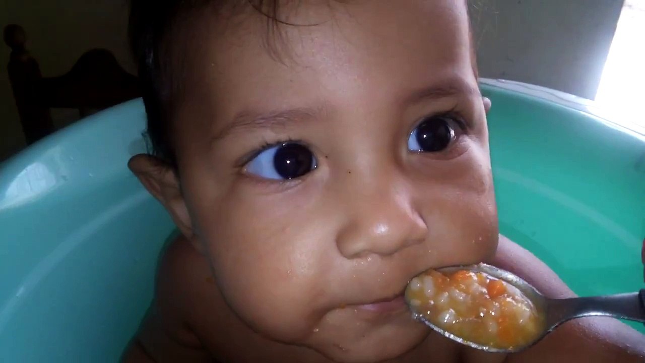 O bebê tomando banho