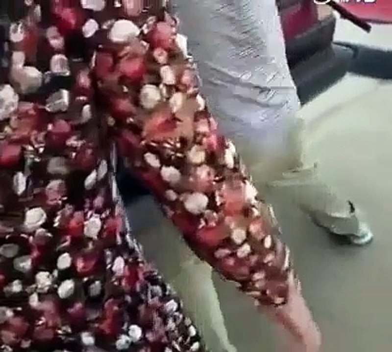 Choquant ! Un homme oblige ça femme a rentrer dans le coffre d'une voiture