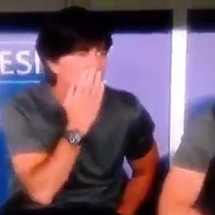 Euro 2016 - Cực sốc với hành động mất vệ sinh của HLV Loew