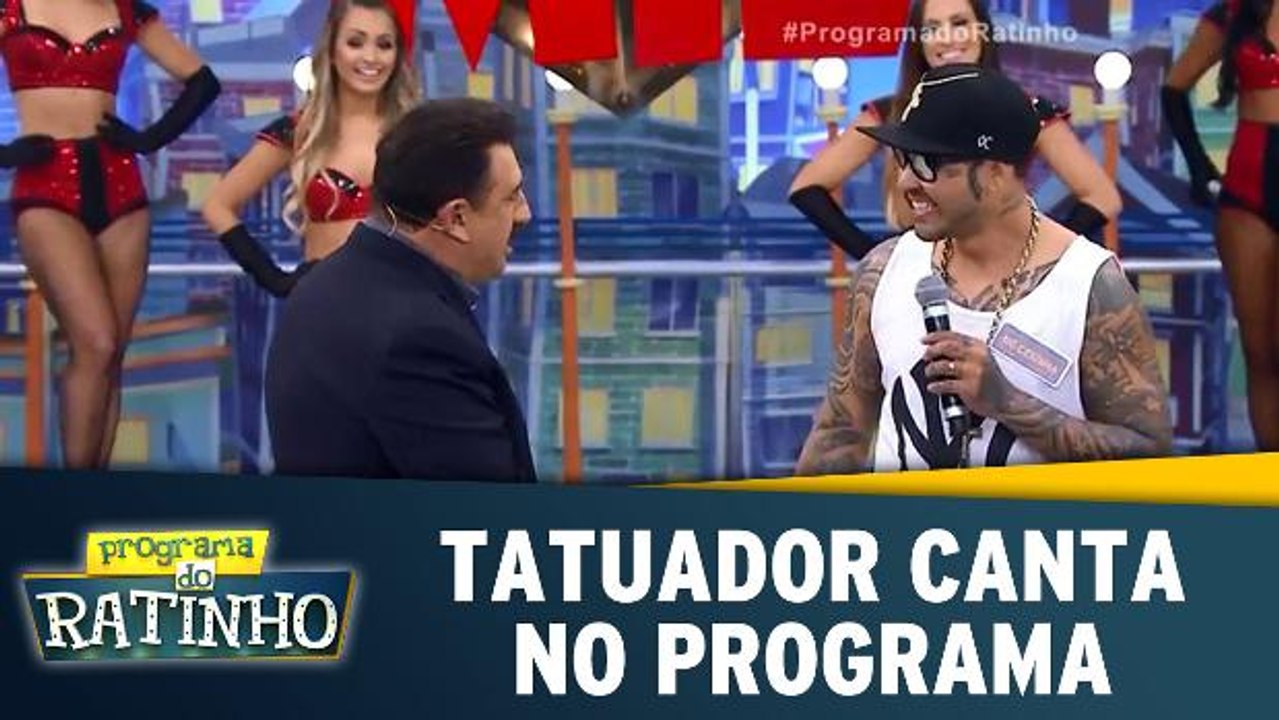 Tatuador canta no programa