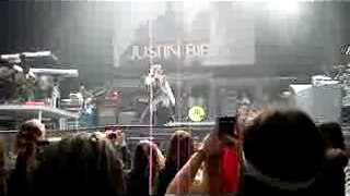Justin Bieber Concert - Nov, 23 2010 TORONTO // Justin Teach Me How to Dougie/Jerk at