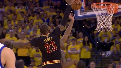 Download Video: LeBron James course Andre Iguodala et lui colle un énorme contre