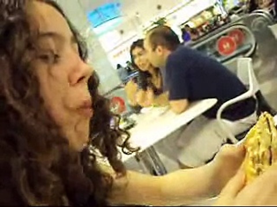 Apuesta: mujer de 17 años come 4 hamburguesas