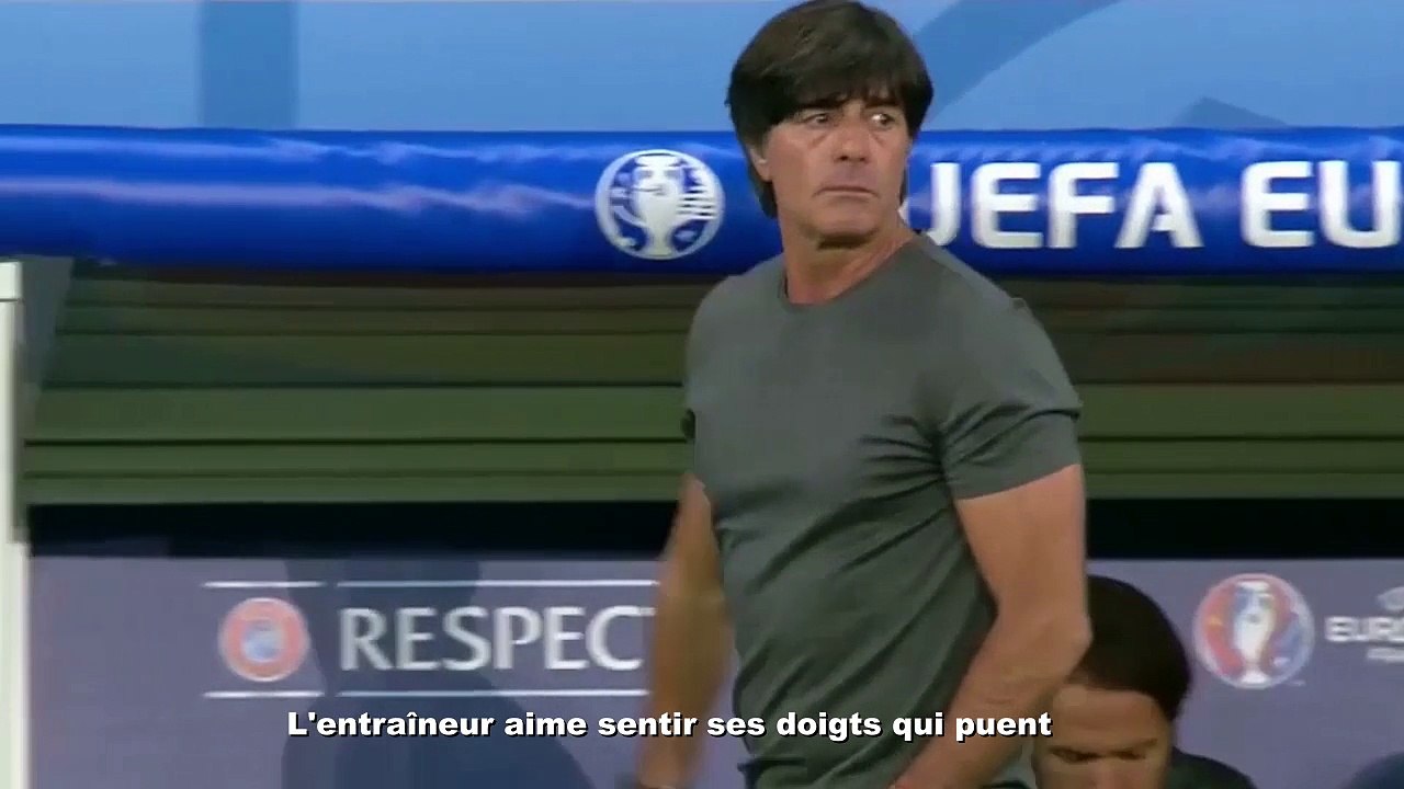 L'entraîneur de l'Allemagne aime sentir ses doigts qui puent