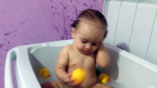 Sofia na banheira é bagunça certa ❤️
