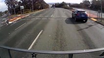 Ce conducteur fait des dérapage au mauvais moment.. Karma wins