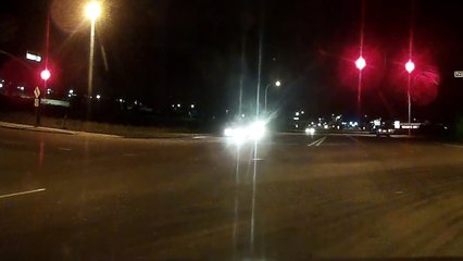 Un automobiliste se venge contre un motard qui le prend la tête