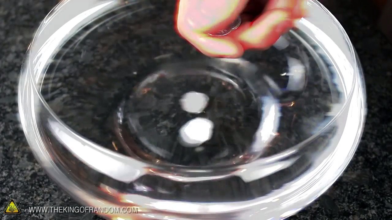 Comment faire flotter une pièce de monnaie à la surface de l'eau