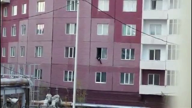 Миссия выполнима, любовник сбегает через окно