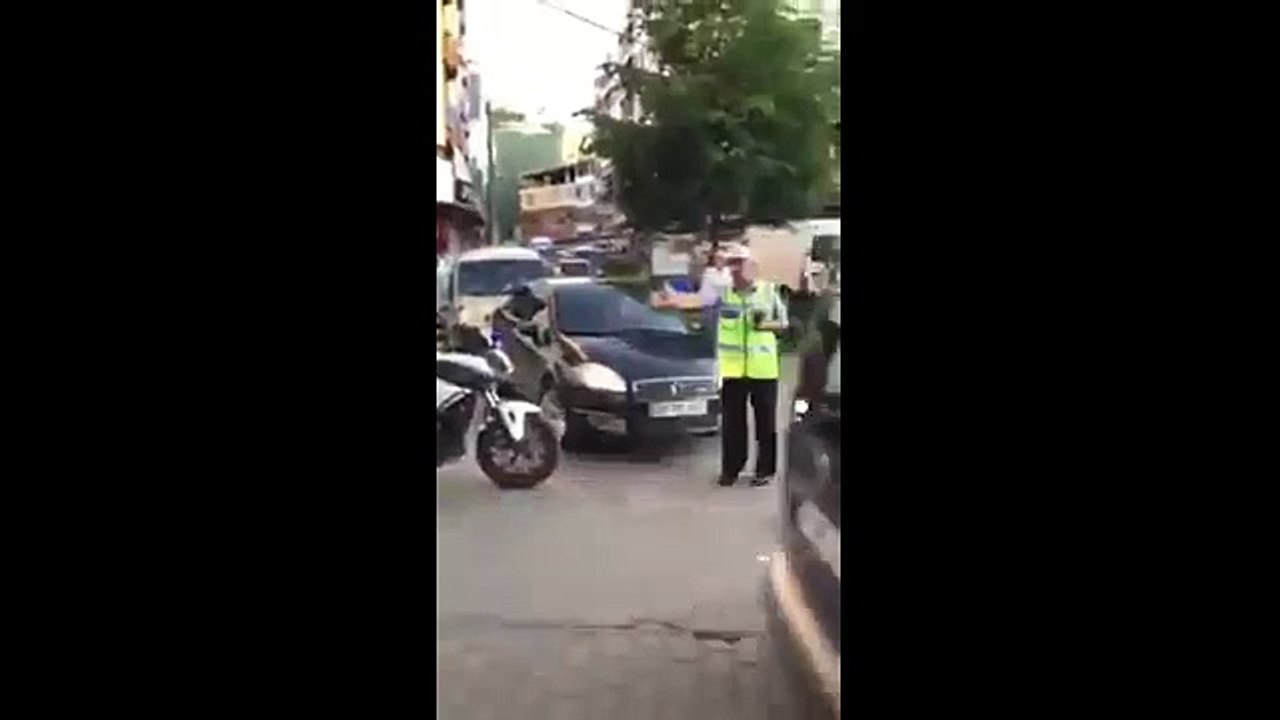 Polis "Vali geçecek" diye ambulansı bekletti!