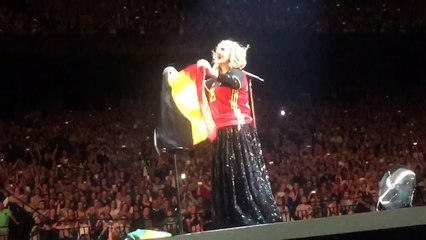 Adèle porte le maillot des Diables rouges au Sportpaleis