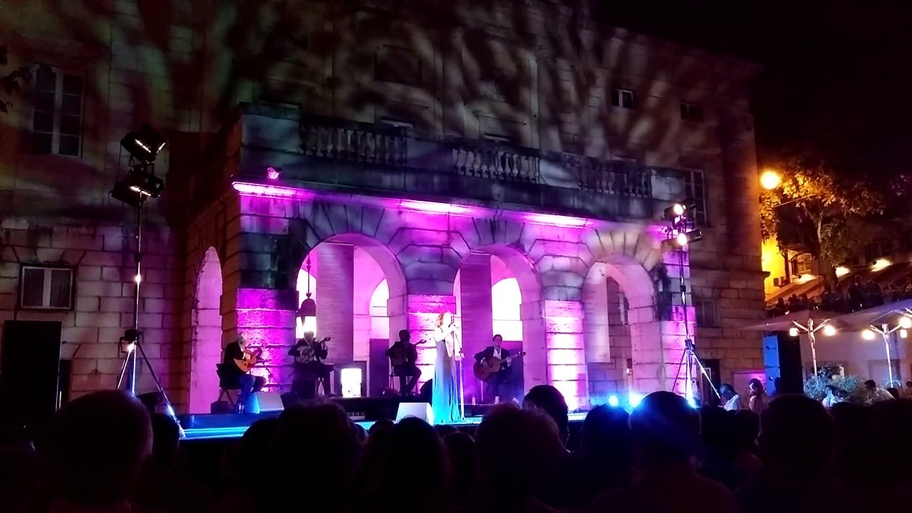 Katia Guerreiro no Largo de São Carlos (29/08/2015) - Parte 6/7