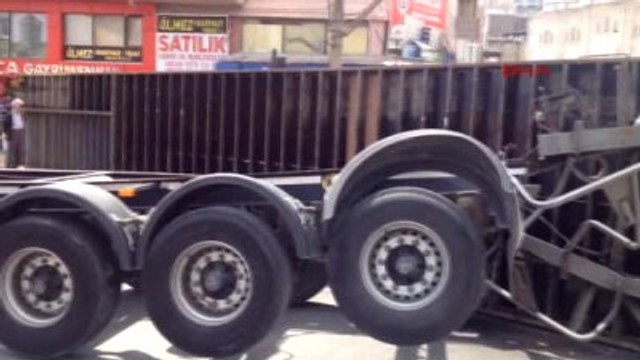 Bursa - Tır'ın Dorsesi Devrildi, İstanbul-Bursa Karayolu Trafiğe Kapandı