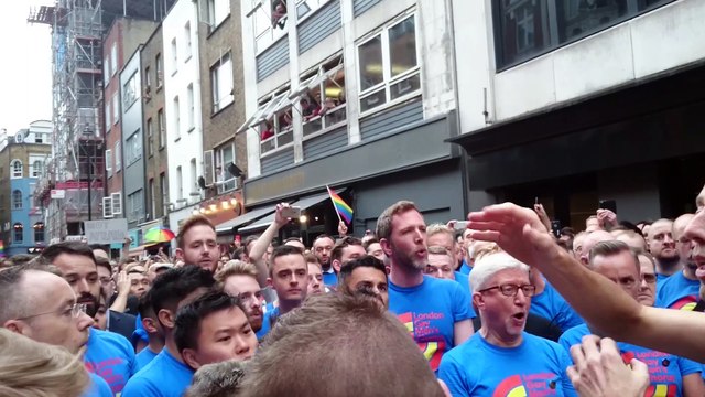 Hommage de la chorale Gay de Londres aux victimes d'Orlando - Bridge Over Troubled Water