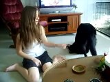 a girl and her dog mujeres que juegan con los perros