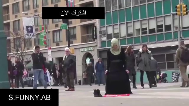 شاهد رد فعل المارة عند رؤيتهم لفتاة تصلى في الشارع