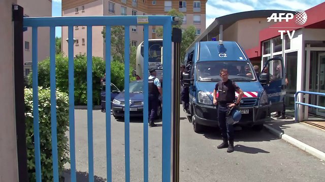 35 supporters russes refusent de quitter leur car