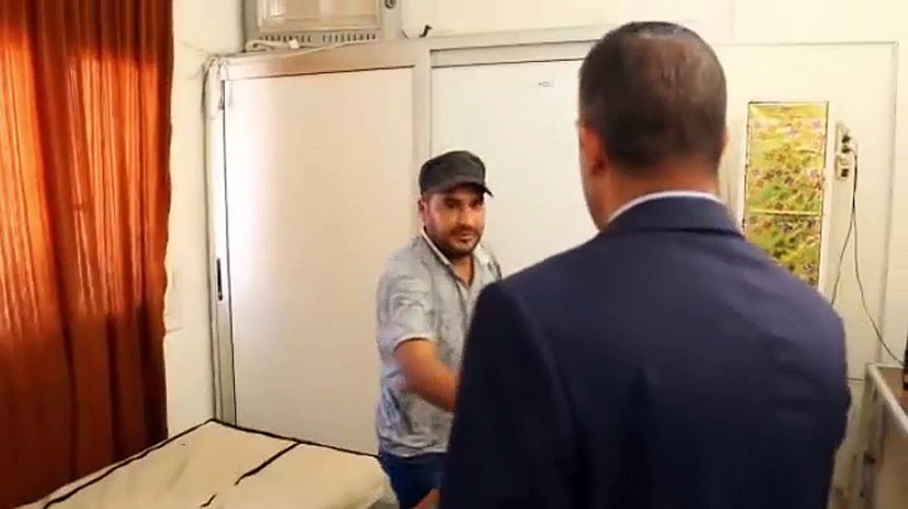 أثناء زيارة مفاجئة لمستشفى المظيلة..والي قفصة يضبط حارس المستشفى مستلقي و يشاهد التلفاز !