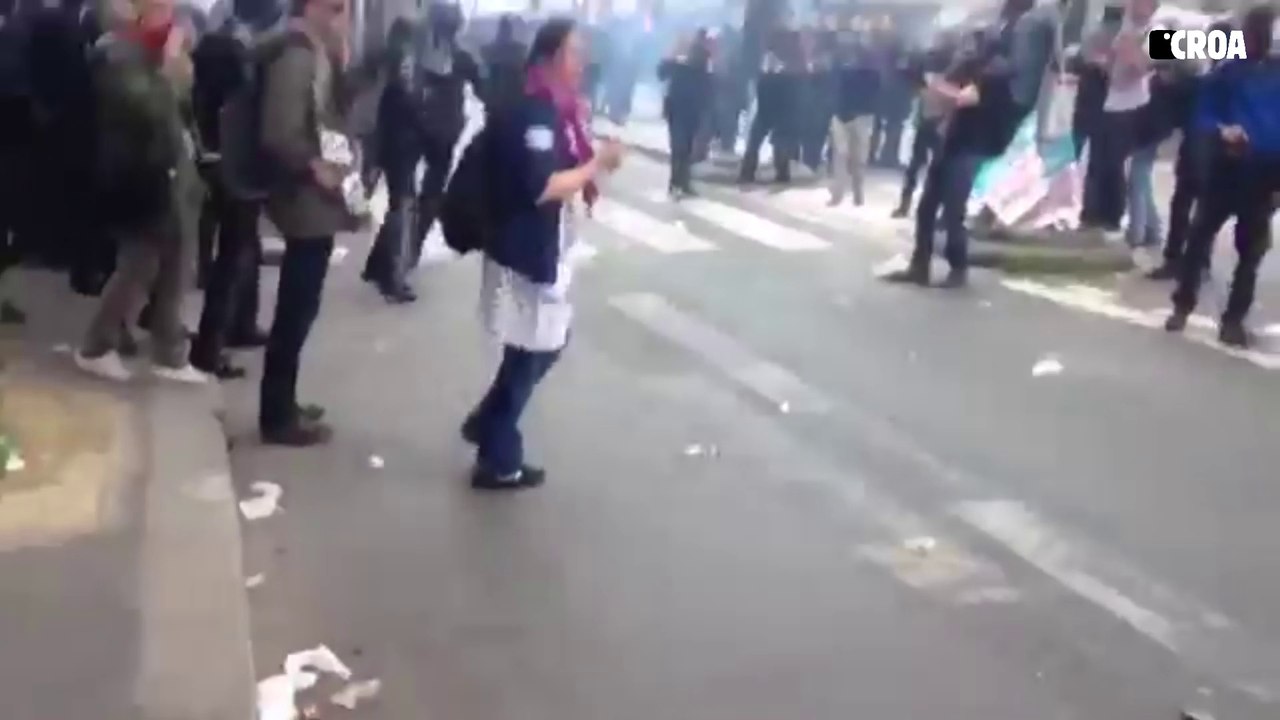 Un ninja attaque un CRS pendant une manif contre la loi travail
