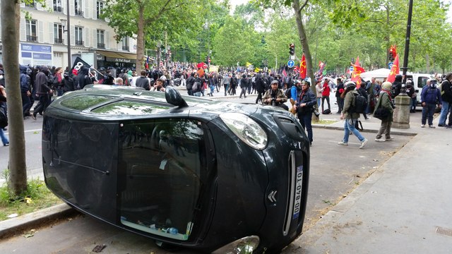 Voiture retournée lors de la manifestation du 14 juin à Paris - Vidéo 360°