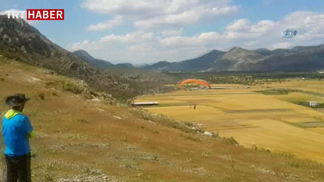 Kızıl şahinler paraşütçülere dadandı